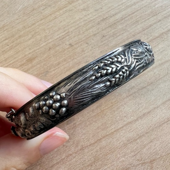 Vintage Art Nouveau Flowers Repousse 925 Sterling Silver hinged bangle bracelet - Picture 6 of 13